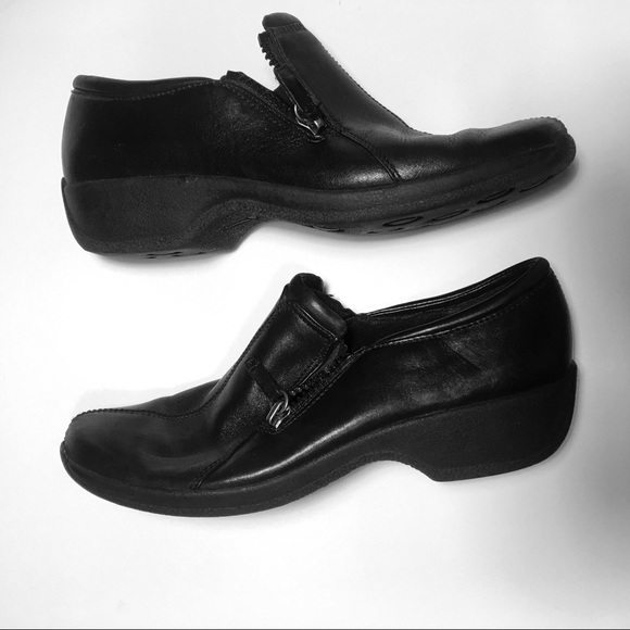 Clarks Shoes - Clark’s Black Leather 7 1/2M Slip On Clogs